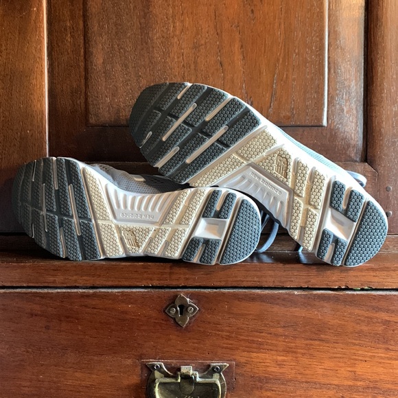 Like New! New Balance athletic shoes size 10 - Picture 2 of 5